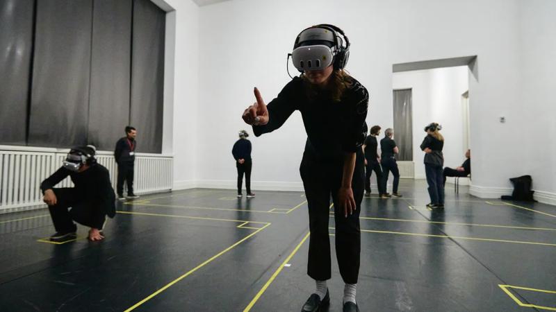 Audiences experience [EOL]. End of Life at the 2025 Berliner Festspiele in the Gropius Bau.